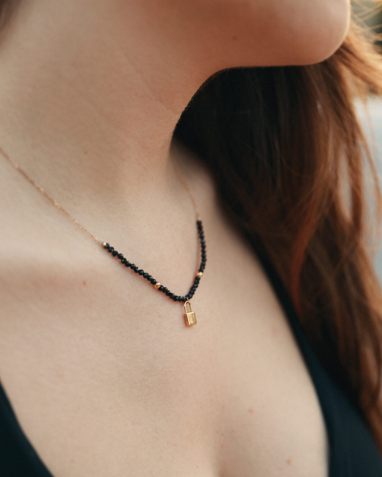 COLLAR ORO 18K ESPINELAS CON COLGANTE CANDADO - Imagen 2